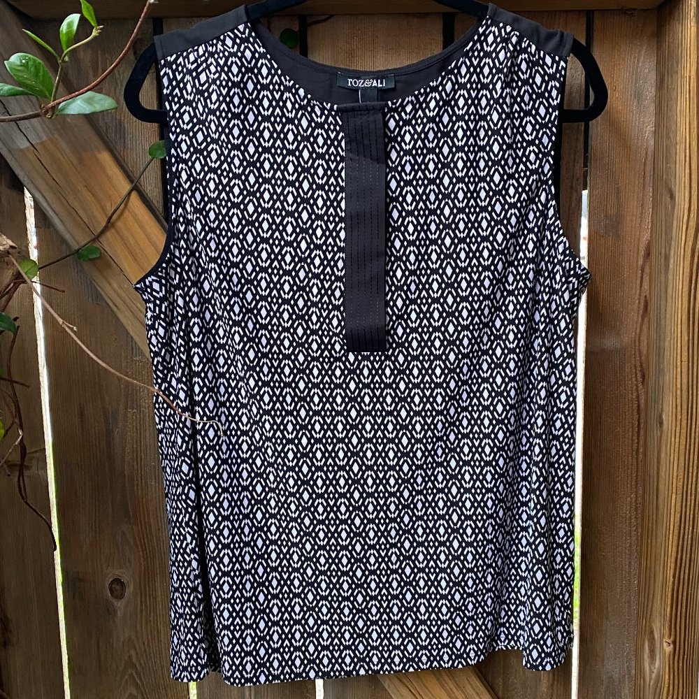 Roz & Ali Black & White Sleeveless Blouse